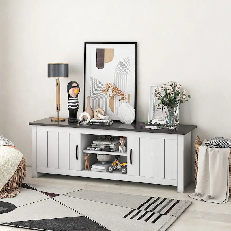 Mueble de TV estilo rústico en blanco y marrón grisáceo con gabinetes para televisores de hasta 65"
