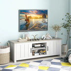 Mueble de TV estilo rústico en blanco y marrón grisáceo con gabinetes para televisores de hasta 65"