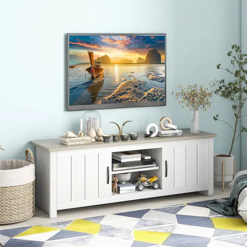 Mueble de TV estilo rústico en blanco y marrón grisáceo con gabinetes para televisores de hasta 65"