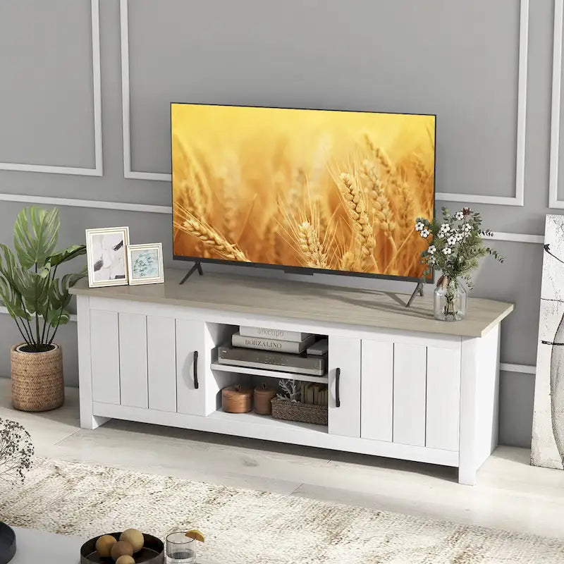 Mueble de TV estilo rústico en blanco y marrón grisáceo con gabinetes para televisores de hasta 65"