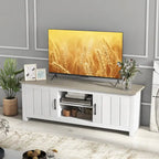 Mueble de TV estilo rústico en blanco y marrón grisáceo con gabinetes para televisores de hasta 65"
