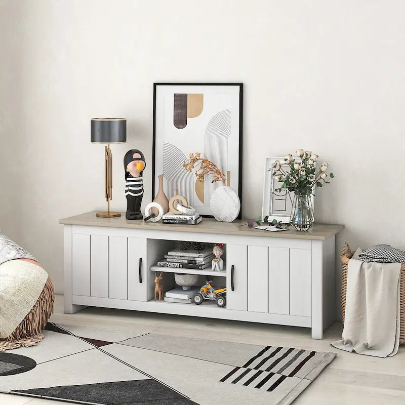 Mueble de TV estilo rústico en blanco y marrón grisáceo con gabinetes para televisores de hasta 65"
