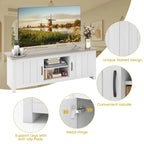 Mueble de TV estilo rústico en blanco y marrón grisáceo con gabinetes para televisores de hasta 65"