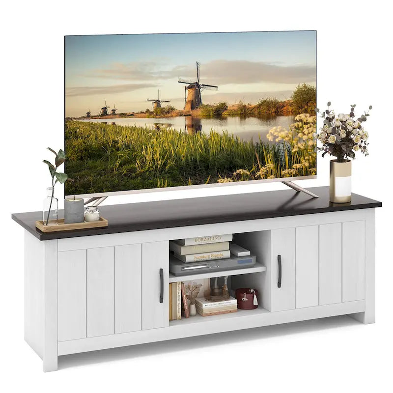 Mueble de TV estilo rústico en blanco y marrón grisáceo con gabinetes para televisores de hasta 65"