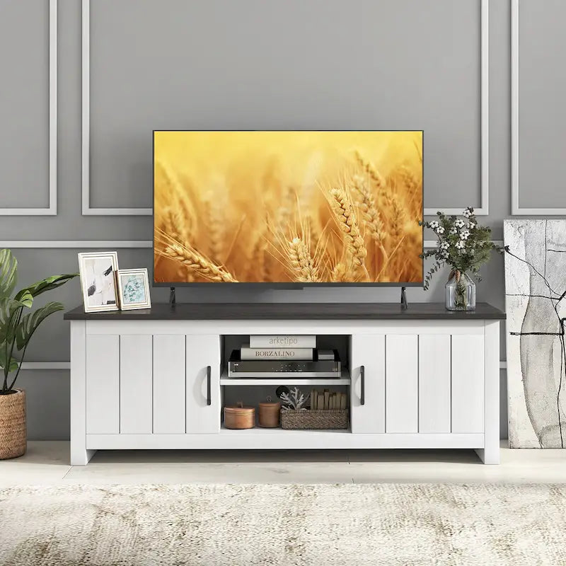 Mueble de TV estilo rústico en blanco y marrón grisáceo con gabinetes para televisores de hasta 65"