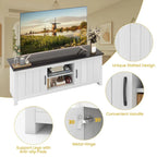 Mueble de TV estilo rústico en blanco y marrón grisáceo con gabinetes para televisores de hasta 65"