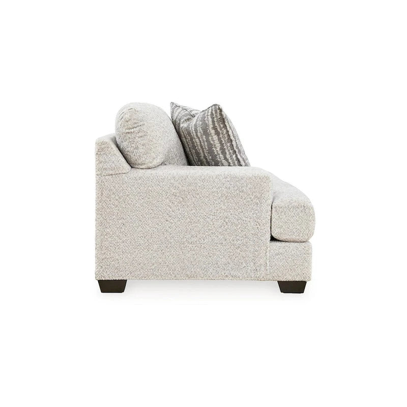 Sofá biplaza de poliéster gris claro con almohadas decorativas