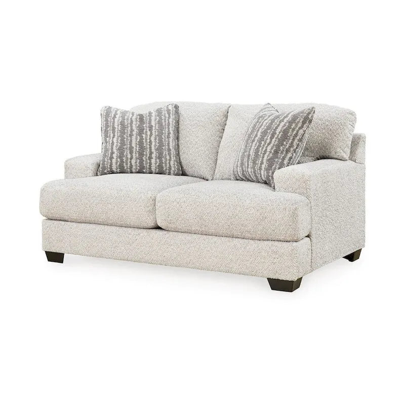 Sofá biplaza de poliéster gris claro con almohadas decorativas