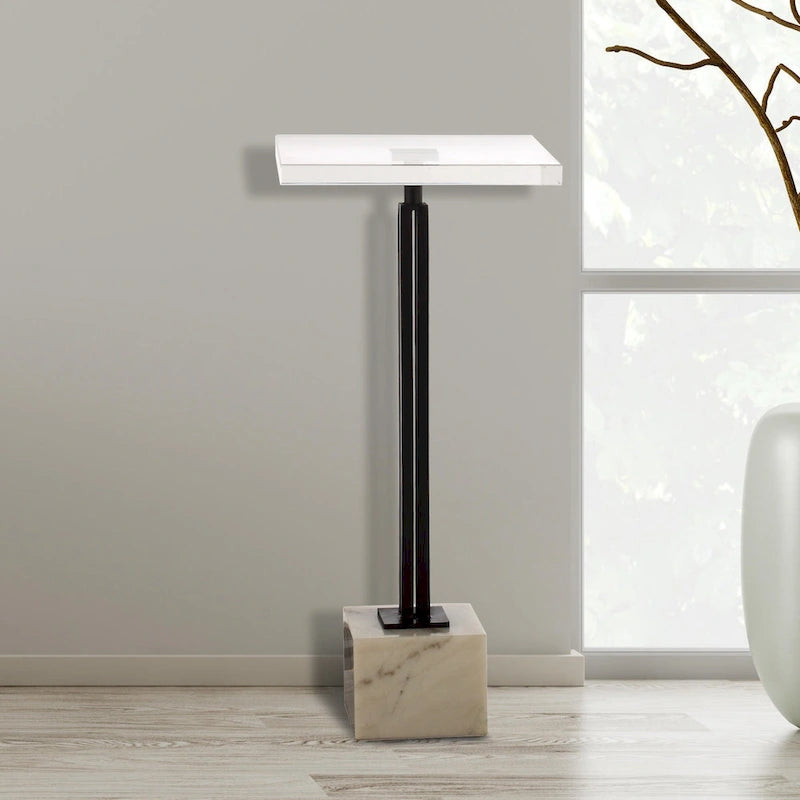Mesa auxiliar cuadrada de cristal transparente con base de mármol y metal negro
